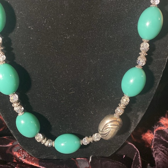 Adjustable 14”-16” beautiful turquoise and silver toned beaded necklace. - Picture 2 of 6